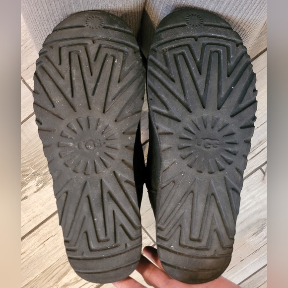 UGG Classic short black LEATHER Women's boots 10 comfy warm shearling lined - Picture 12 of 13